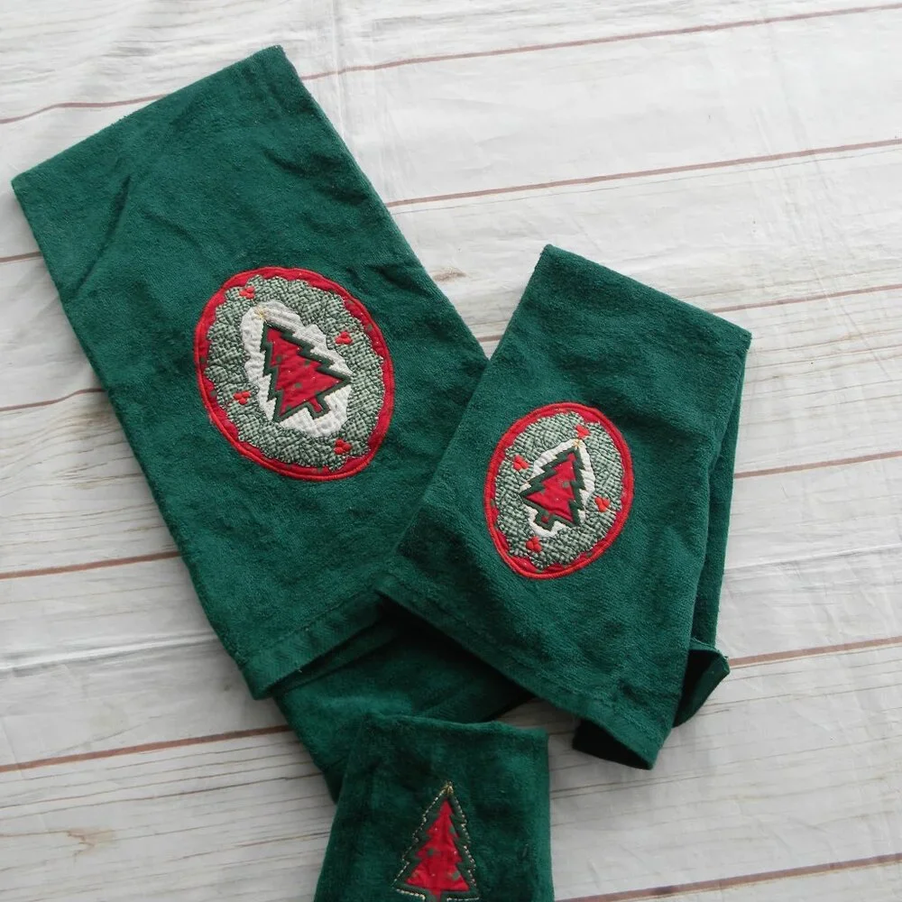 VINTAGE 100% COTTON MADE IN USA GREEN EMBROIDERED CHRISTMAS TREE TOWEL GUEST SET